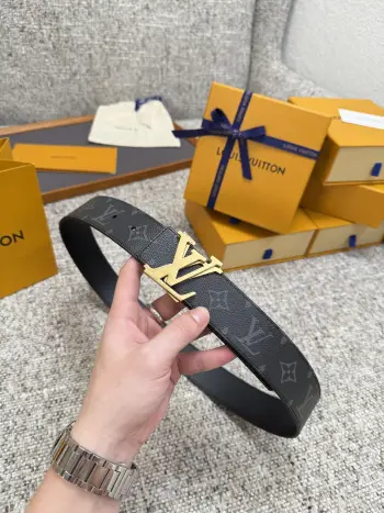 <p> LV 路易威登 40mm宽度 正品一体铸造五金钢扣 原厂皮料 双面原厂定制牛皮面料 </p> <p> LV 路易威登 40mm宽度 正品一体铸造五金钢扣 原厂皮料 双面原厂定制牛皮面料 </p>