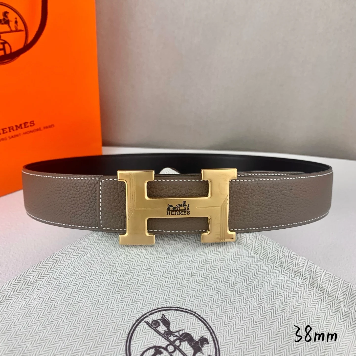 <p> 爱马仕 Hermes 男款腰带以其精湛的工艺 高品质的材料和经典的设计而备受推崇 是男士时尚配饰中的顶级选择 最具标志性的设计是带有 H 标志的扣头 简约大气且极具辨识度 适合商务和休闲场合 </p>