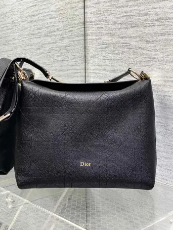 <p>Diorly 春夏新款中号系列</p><p>柔软的磨砂牛皮革 超级有质感</p><p>简洁又大气的包形 满满的高级感</p><p>肩带搭配经典金色字母扣 优雅又摩登</p><p>超大的容量可收纳各种日常出行用品</p><p>可调节肩带的设计打造多种肩背造型</p><p>无论是通勤和休闲出行都很合适</p><p>size:31.5x8x25cm</p>