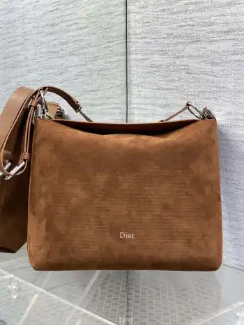<p>Diorly 春夏新款中号系列</p><p>柔软的磨砂牛皮革 超级有质感</p><p>简洁又大气的包形 满满的高级感</p><p>肩带搭配经典金色字母扣 优雅又摩登</p><p>超大的容量可收纳各种日常出行用品</p><p>可调节肩带的设计打造多种肩背造型</p><p>无论是通勤和休闲出行都很合适</p><p>size:31.5x8x25cm</p>