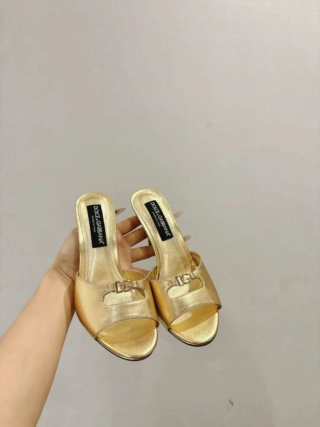 原单DG女鞋|高仿DG女鞋|精仿DG女鞋|一比一DG女鞋<p>dG新款 35-42码数真皮大底 头层牛皮面羊皮内里垫脚 两种跟高6.5cm 10cm</p>
