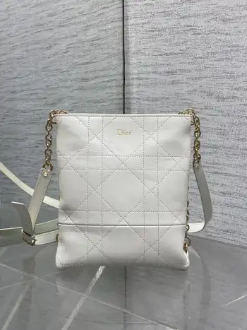 <p>Dior 2026 Trianon新款Hobo链条包 黑色菱格纹皮革+金属链条肩带 优雅又实用 正面 Dior 标志超有辨识度 尺寸适中 通勤 出街都很百搭 内部空间合理 日常物品轻松收纳 链条肩带可调节 手提 单肩 斜挎随心切换 时尚与功能兼备 是Dior经典热门款 </p><p>Size 18*21*7cm</p>