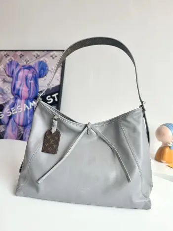 <p> 海外原单M12583独家实拍 本款 CarryAll Dark 中号手袋采用柔滑羊皮革演绎 2024 秋冬系列的色彩美学 以皮革系结和可拆卸 Monogram 名牌彰显考究细节 充裕空间可容纳笔记本电脑 轻松满足通勤和日常所需 尺寸 39×30×15cm</p> <p> 海外原单M12583独家实拍 本款 CarryAll Dark 中号手袋采用柔滑羊皮革演绎 2024 秋冬系列的色彩美学 以皮革系结和可拆卸 Monogram 名牌彰显考究细节 充裕空间可容纳笔记本电脑 轻松满足通勤和日常所需 尺寸 39×30×15cm</p>