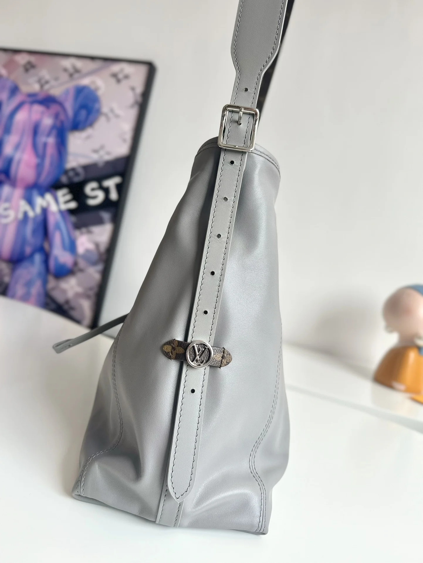 Louis Vuitton M12583 Smooth Lambskin Handbag Women s Shoulder Bag - Detail view 2