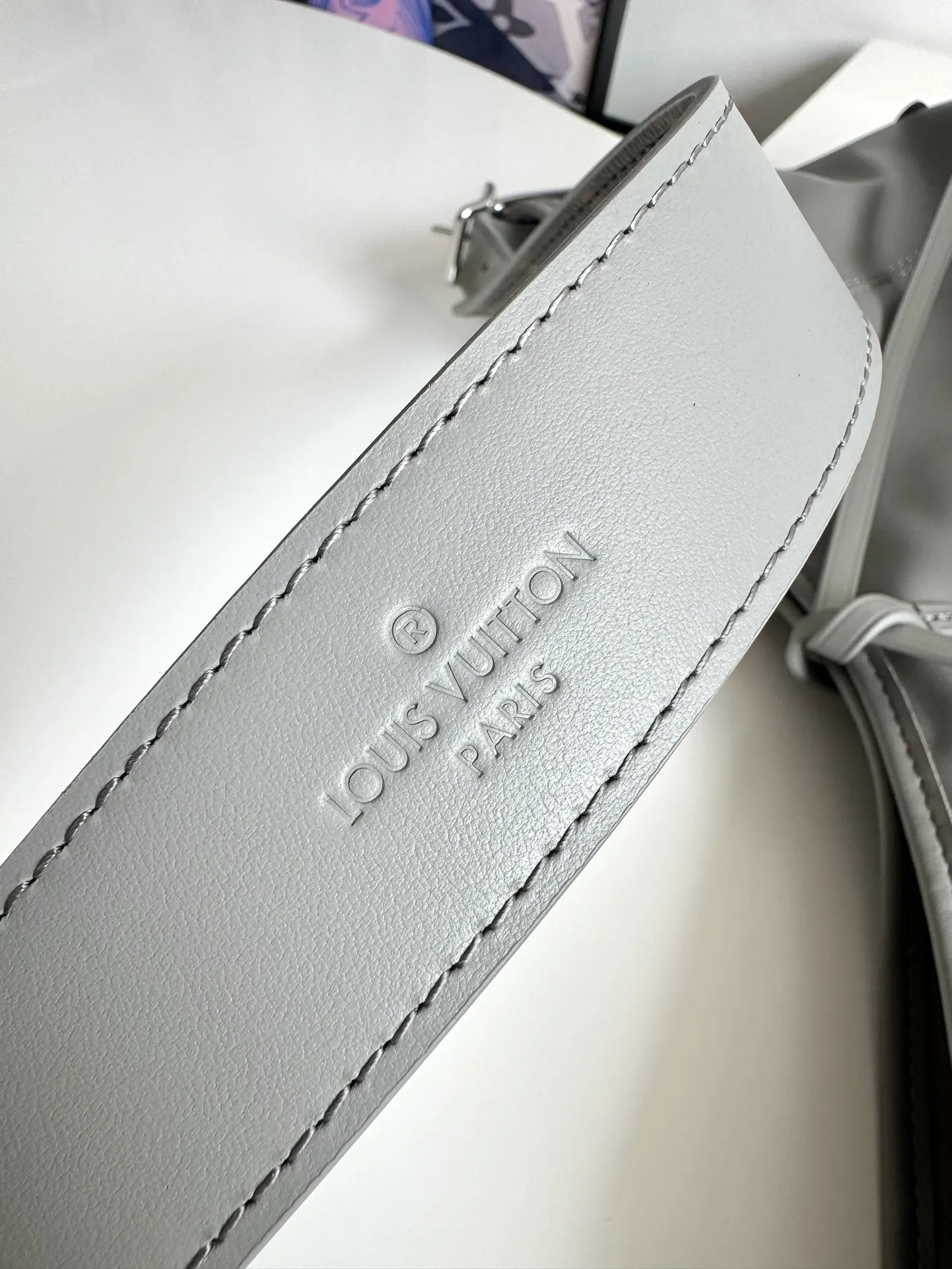 Louis Vuitton M12583 Smooth Lambskin Handbag Women s Shoulder Bag - Detail view 5