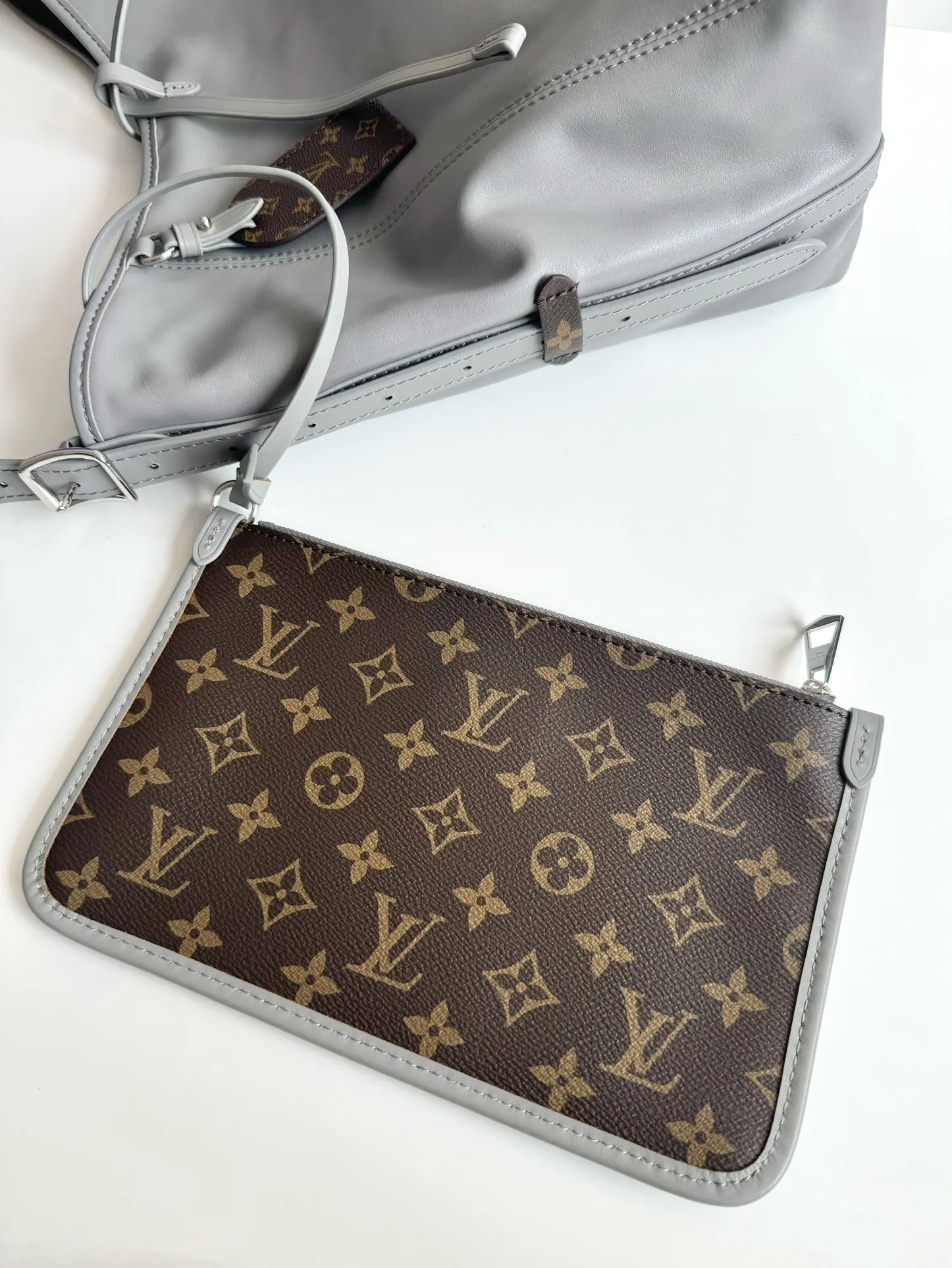 Louis Vuitton M12583 Smooth Lambskin Handbag Women s Shoulder Bag - Detail view 6