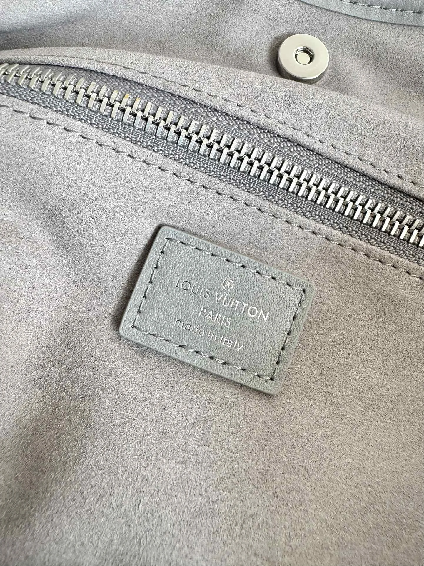 Louis Vuitton M12583 Smooth Lambskin Handbag Women s Shoulder Bag - Detail view 9