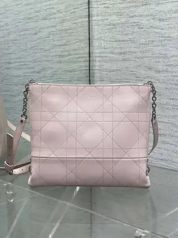 <p>Dior 2026 Trianon新款Hobo链条包 黑色菱格纹皮革+金属链条肩带 优雅又实用 正面 Dior 标志超有辨识度 尺寸适中 通勤 出街都很百搭 内部空间合理 日常物品轻松收纳 链条肩带可调节 手提 单肩 斜挎随心切换 时尚与功能兼备 是Dior经典热门款 </p><p>Size 25*21*7cm</p>