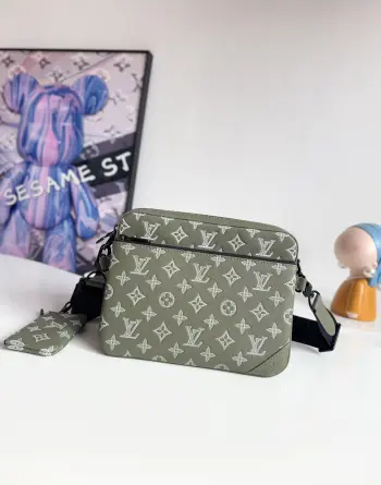 <p> 海外原单M12490独家实拍 本款 Trio 邮差包取材 Monogram Shadow 压纹牛皮革 以 Monogram 图案烘托清新户外格调 零包和拉链前袋均可拆卸 与主袋共筑三合一设计 尺寸 25×18.5×7cm</p> <p> 海外原单M12490独家实拍 本款 Trio 邮差包取材 Monogram Shadow 压纹牛皮革 以 Monogram 图案烘托清新户外格调 零包和拉链前袋均可拆卸 与主袋共筑三合一设计 尺寸 25×18.5×7cm</p>