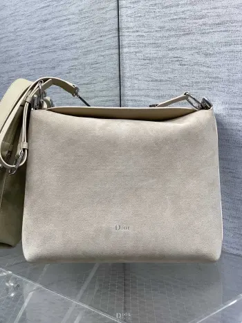 <p>Diorly 春夏新款中号系列</p><p>柔软的磨砂牛皮革 超级有质感</p><p>简洁又大气的包形 满满的高级感</p><p>肩带搭配经典金色字母扣 优雅又摩登</p><p>超大的容量可收纳各种日常出行用品</p><p>可调节肩带的设计打造多种肩背造型</p><p>无论是通勤和休闲出行都很合适</p><p>size:31.5x8x25cm</p>