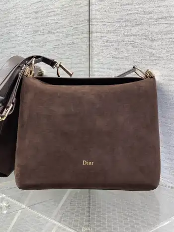 <p>Diorly 春夏新款中号系列</p><p>柔软的磨砂牛皮革 超级有质感</p><p>简洁又大气的包形 满满的高级感</p><p>肩带搭配经典金色字母扣 优雅又摩登</p><p>超大的容量可收纳各种日常出行用品</p><p>可调节肩带的设计打造多种肩背造型</p><p>无论是通勤和休闲出行都很合适</p><p>size:31.5x8x25cm</p>