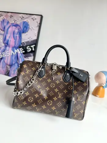 <p>海外原单M12243独家实拍 Speedy Soft 30 Dark 手袋以瞩目风姿成就旅途良伴 Monogram 涂层帆布包身融入皮革饰边和哥特风链条 充裕构型内设拉链口袋 可妥善保管护照和其他重要物品 名牌和流苏诉说工致细节 Toron 手柄再添新颖一笔 尺寸 30×21×17cm</p> <p>海外原单M12243独家实拍 Speedy Soft 30 Dark 手袋以瞩目风姿成就旅途良伴 Monogram 涂层帆布包身融入皮革饰边和哥特风链条 充裕构型内设拉链口袋 可妥善保管护照和其他重要物品 名牌和流苏诉说工致细节 Toron 手柄再添新颖一笔 尺寸 30×21×17cm</p>