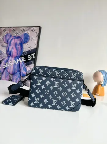 <p> 海外原单M24753独家实拍 本款 Trio 邮差包取材 Monogram Shadow 牛皮革 先后采用压印和印花工艺描绘 Monogram 图案 以哑光效果彰显俊朗气息 零包 主隔层和可拆卸前袋均可单独使用 实现三合一功能 尺寸 25×18.5×7cm</p> <p> 海外原单M24753独家实拍 本款 Trio 邮差包取材 Monogram Shadow 牛皮革 先后采用压印和印花工艺描绘 Monogram 图案 以哑光效果彰显俊朗气息 零包 主隔层和可拆卸前袋均可单独使用 实现三合一功能 尺寸 25×18.5×7cm</p>