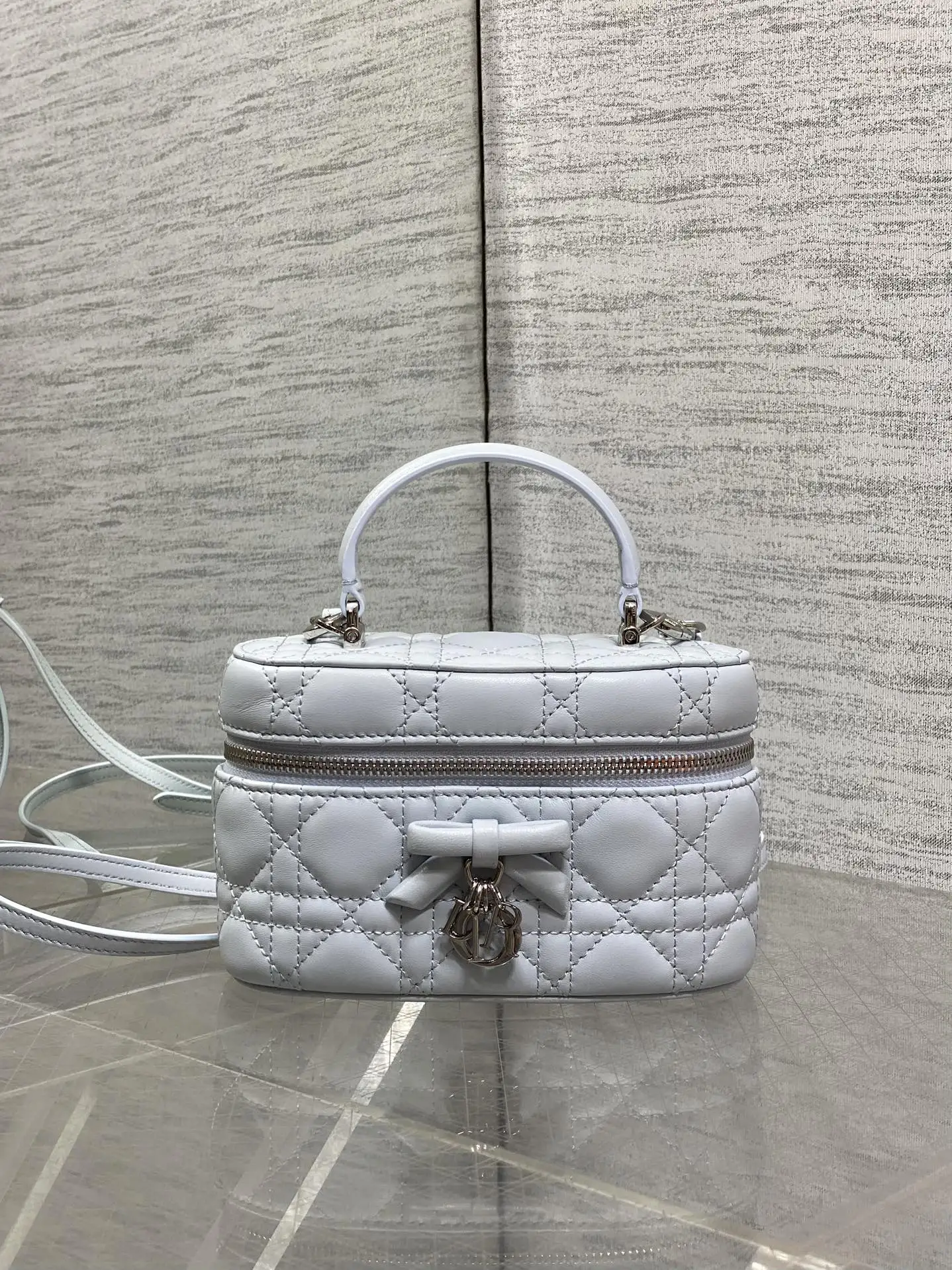 原单迪奥女包|高仿迪奥女包|精仿迪奥女包|一比一迪奥女包<p>Dior蝴蝶结化妆包 经典菱格+蝴蝶结金属吊饰 优雅精致感拉满柔软的小羊皮轻便耐用 日常通勤 出街都超适合 手提+斜挎两用 灵活百搭 内部空间能装化妆品等小物实用又时髦 春夏搭配浅色系穿搭 轻松提升造型感 是功能与颜值兼具的时尚单品 </p><p>Size 17.5*10.5*8cm</p>