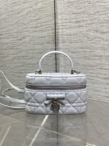 <p>Dior蝴蝶结化妆包 经典菱格+蝴蝶结金属吊饰 优雅精致感拉满柔软的小羊皮轻便耐用 日常通勤 出街都超适合 手提+斜挎两用 灵活百搭 内部空间能装化妆品等小物实用又时髦  春夏搭配浅色系穿搭 轻松提升造型感 是功能与颜值兼具的时尚单品 </p><p>Size 17.5*10.5*8cm</p>