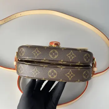 <p>海外原单M46740独家实拍 Saumur BB 手袋取材 Monogram 帆布 以当代笔触复现备受喜爱的典藏设计 马鞍包廓形和牛皮革搭扣彰显骑士风范 正面隐藏式磁扣实现便捷开合 紧凑构型可容纳日常所需 可拆卸肩带和手柄提供多种背携选择 尺寸 20×16×7.5cm</p> <p>海外原单M46740独家实拍 Saumur BB 手袋取材 Monogram 帆布 以当代笔触复现备受喜爱的典藏设计 马鞍包廓形和牛皮革搭扣彰显骑士风范 正面隐藏式磁扣实现便捷开合 紧凑构型可容纳日常所需 可拆卸肩带和手柄提供多种背携选择 尺寸 20×16×7.5cm</p>