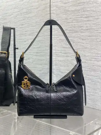 <p>新款手袋DIOR VOYAGE系列 太酷了吧 全新的包形运动感十足 无法拒绝的高级感 复古的油蜡皮搭配经典的字母五金 毫不费力的时髦感 搭配可调节肩带 各种背法不在话下 满满的设计感之余容量也非常巨大 妥妥的运动出游必备单品</p><p>size:28*18*12cm</p>