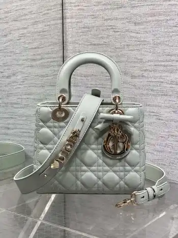 <p>Lady最新款四格蝴蝶结 戴妃包 采用小羊皮精心制作 人手一个必备的戴妃包  迷人优雅又气场十足   斜挎手拎也是女人味十足 经典时尚风格 ins和众多时尚icon都人手一个的美包 别错过哦  </p><p>size 20*17*8cm</p>