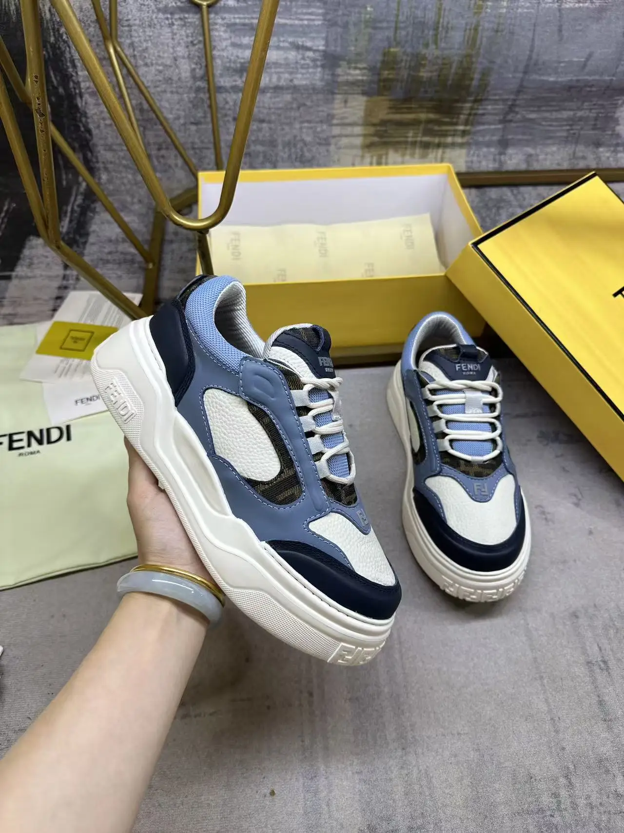 原单芬迪男鞋|高仿芬迪男鞋|精仿芬迪男鞋|一比一芬迪男鞋<p>FENDI Force系带低帮鞋 白色全粒面皮革以及浅蓝色和蓝色光滑皮料材质 采用衬垫元素 棕色FF提花和浅蓝色科技布料细节 轻质厚实白色鞋底 鞋头和鞋跟带FF图案细节 男38-45码</p>