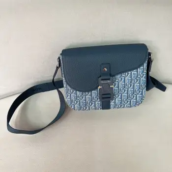 <p>新品首发新款男士马鞍信使包蓝色</p><p>老花搭配荔枝纹牛皮经典时尚</p><p>翻盖造型设计搭配铝扣超级fashion</p><p>外观简约而新颖</p><p>内部空间利落宽敞</p><p>包身整体风格随性感和时尚感兼具</p><p>可肩背或斜挎</p><p>尺寸 23*18*6cm</p>