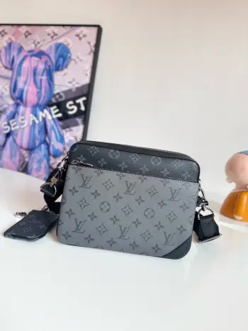 <p> 海外原单M69443独家实拍 Trio 邮差包由 Monogram Eclipse 帆布与 Monogram Eclipse Reverse 帆布制成 标志性的同色调灰色图案凸显此多功能拼搭设计品的线条 除具备传统斜跨手袋的功能外 另配可脱卸拉链袋和附于包带上的零包 尺寸 25×18.5×7cm</p> <p> 海外原单M69443独家实拍 Trio 邮差包由 Monogram Eclipse 帆布与 Monogram Eclipse Reverse 帆布制成 标志性的同色调灰色图案凸显此多功能拼搭设计品的线条 除具备传统斜跨手袋的功能外 另配可脱卸拉链袋和附于包带上的零包 尺寸 25×18.5×7cm</p>