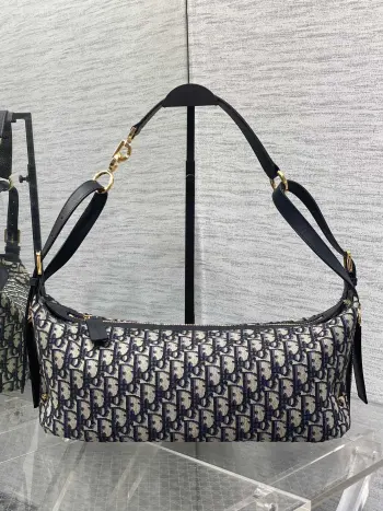 <p>Journey系列中号蓝布 经典的老花面料 搭配金色的字母肩带扣 整体复古又高级 精致感满满的字母皮牌 细节非常到位 可以解锁多种背法 手提单肩和斜挎 关键是自用超轻便 容量又大 时髦精们都懂这款的含金量</p><p>size:33*16*15cm</p>