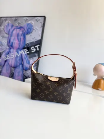 <p> 海外原单M27509独家实拍 本款 Pochette Hills 手袋选择品牌标志性的 Monogram 帆布 搭配柔滑牛皮革饰边和工致金属件 充裕内里可容纳日常所需 手柄可随心调节 为日常或晚间造型增添典雅之选 尺寸 18.5×11×6.5cm</p> <p> 海外原单M27509独家实拍 本款 Pochette Hills 手袋选择品牌标志性的 Monogram 帆布 搭配柔滑牛皮革饰边和工致金属件 充裕内里可容纳日常所需 手柄可随心调节 为日常或晚间造型增添典雅之选 尺寸 18.5×11×6.5cm</p>