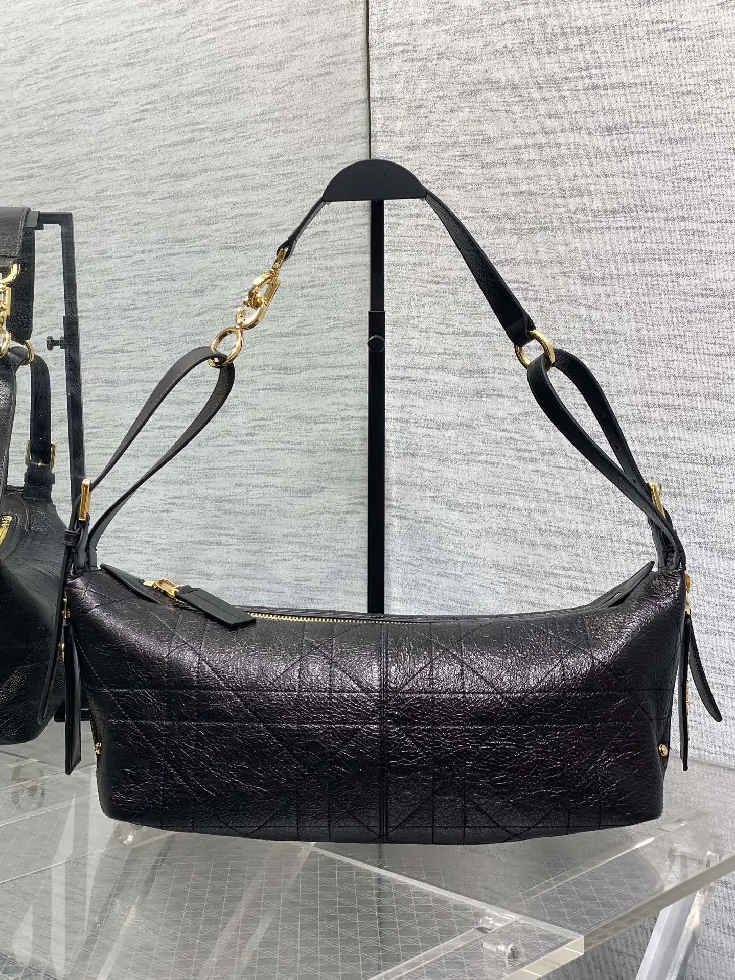<p>Journey系列中号油蜡皮 复古的油蜡皮 搭配金色的字母肩带扣 整体高级又时髦 精致感满满的字母皮牌 细节非常到位 可以解锁多种背法 手提单肩和斜挎 关键是自用超轻便 容量又大 时髦精们都懂这款的含金量</p><p>size:33*16*15cm </p>