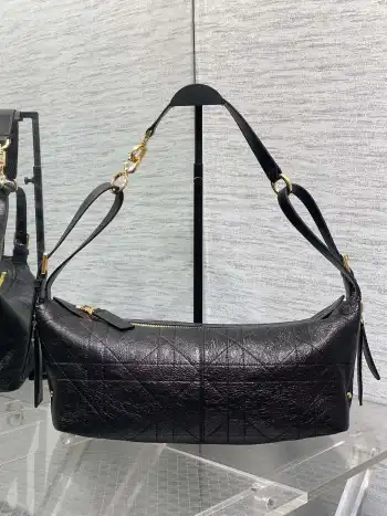<p>Journey系列中号油蜡皮 复古的油蜡皮 搭配金色的字母肩带扣 整体高级又时髦 精致感满满的字母皮牌 细节非常到位 可以解锁多种背法 手提单肩和斜挎 关键是自用超轻便 容量又大 时髦精们都懂这款的含金量</p><p>size:33*16*15cm </p>