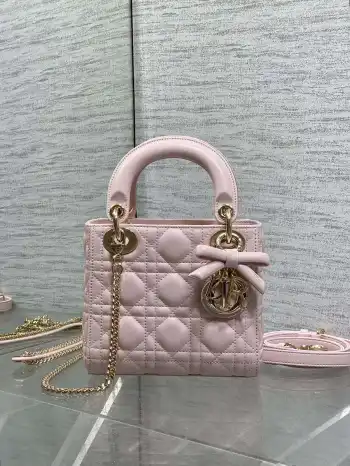 <p>Classic Lady三格蝴蝶结戴妃包 人手一个必备的三格小包  迷人优雅又气场十足   斜挎手拎也是女人味十足 经典时尚风格 ins和众多时尚icon都人手一个的美包 别错过哦  </p><p>size 17*7*15cm</p>