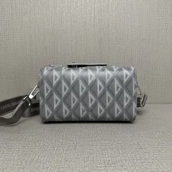 <p> Lingot 22 手袋</p><p>采用CD Diamond 图案 拉链隔层搭配光滑牛皮革马鞍翻盖 可收纳各种日常用品 搭配可调节 可拆卸的肩带 带有铝扣 可手提 肩背或斜挎 </p><p>尺寸 22 x 10.5 x 12.5 厘米</p><p>可收纳一部 iPhone 12 Pro Max 手机</p>