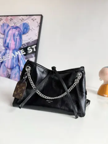 <p> 海外原单M12888独家实拍 本款 CarryAll BB 手袋以利落线条勾勒丰盈轮廓 为经典羊皮革点缀亮泽 Monogram 花卉金属链条 与 Monogram 帆布名牌碰撞瞩目反差 拉链内贴袋实现卡片和随身小物的便捷取放 尺寸 26×17×10cm</p> <p> 海外原单M12888独家实拍 本款 CarryAll BB 手袋以利落线条勾勒丰盈轮廓 为经典羊皮革点缀亮泽 Monogram 花卉金属链条 与 Monogram 帆布名牌碰撞瞩目反差 拉链内贴袋实现卡片和随身小物的便捷取放 尺寸 26×17×10cm</p>