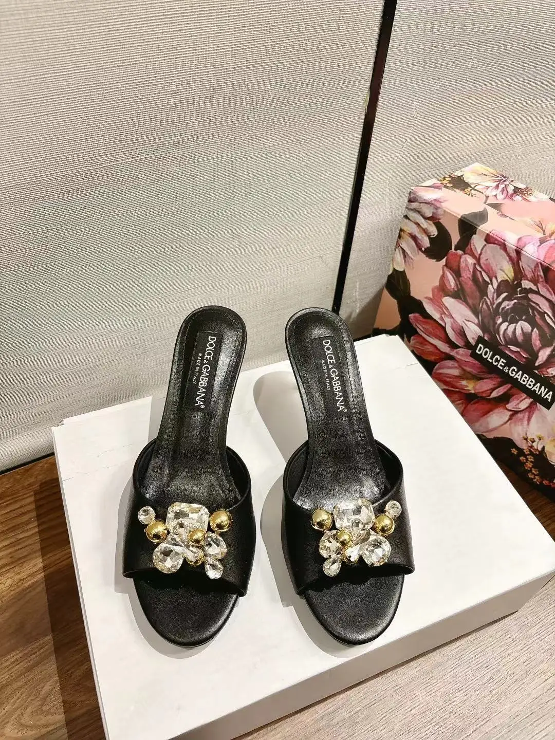 原单DG女鞋|高仿DG女鞋|精仿DG女鞋|一比一DG女鞋<p>杜嘉班纳新款原版头层牛皮面料 羊皮内里鞋垫 真皮大底 35-42码 跟高6.5cm 10cm</p>