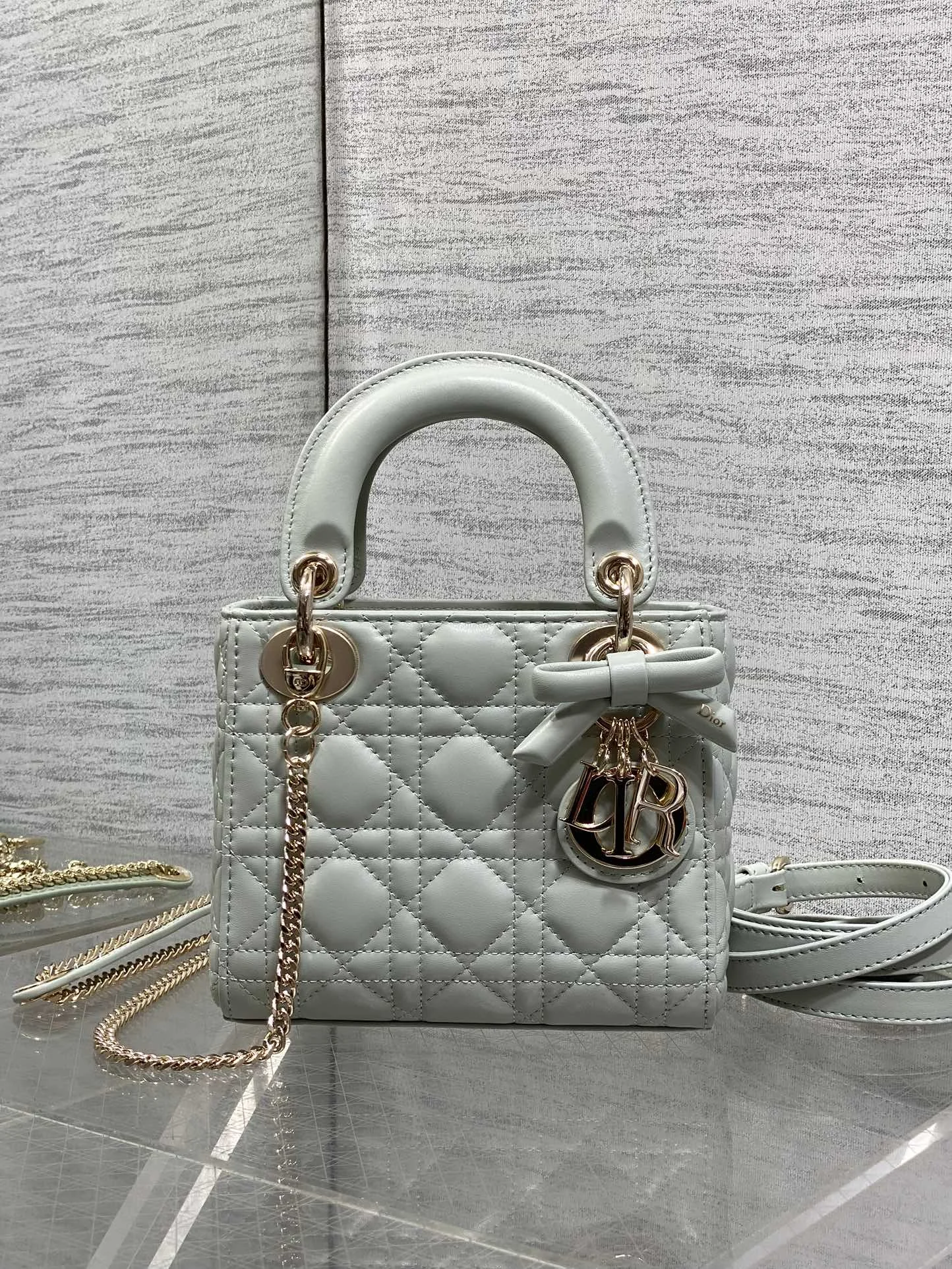 原单迪奥女包|高仿迪奥女包|精仿迪奥女包|一比一迪奥女包<p>Classic Lady最新蝴蝶结戴妃包 人手一个必备的三格小包 迷人优雅又气场十足 斜挎手拎也是女人味十足 经典时尚风格 ins和众多时尚icon都人手一个的美包 别错过哦 </p><p>size 17*7*15cm</p>