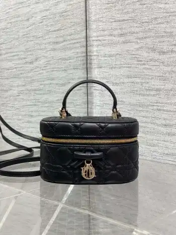 <p>Dior蝴蝶结化妆包 经典菱格+蝴蝶结金属吊饰 优雅精致感拉满柔软的小羊皮轻便耐用 日常通勤 出街都超适合 手提+斜挎两用 灵活百搭 内部空间能装化妆品等小物实用又时髦  春夏搭配浅色系穿搭 轻松提升造型感 是功能与颜值兼具的时尚单品 </p><p>Size 17.5*10.5*8cm</p>