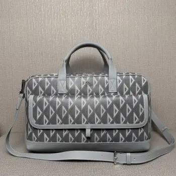 <p>本季新品 饰以高订风格经典标识 采用灰帆布Diamond 图案 搭配大号拉链开合和宽敞内部隔层 侧面藤格纹 Cosmos 皮革打造理想的透气效果 正面翻盖口袋可收纳各种日常用品 便于取用 搭配顶部手柄和可调节 可拆卸的皮革肩带 可手提 肩背或斜挎 </p><p>顶部双向拉链开合</p><p>后侧饰带可固定在行李箱上</p><p>正面翻盖口袋</p><p>内部拉绳可与宠物项圈连接</p><p>正面镂空藤格纹 Cosmos 皮革</p><p>皮革手柄</p><p>可拆卸 可调节的皮革肩带</p><p>尺寸 40 x 25 x 20 厘米 长 x 高 x 宽 </p><p>主隔层可容纳一只狗或一只猫</p>