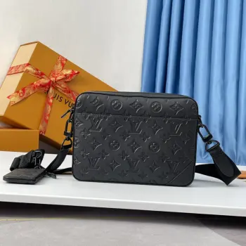 <p>海外原单M69827独家实拍 Duo 邮差包于 Monogram Shadow 皮革浮现经典 Monogram 图案压纹 摩登之中浅露沉稳与雅致 路易威登标识织纹点缀肩带 配有可拆卸零袋 尺寸 26×18.5×5cm</p> <p>海外原单M69827独家实拍 Duo 邮差包于 Monogram Shadow 皮革浮现经典 Monogram 图案压纹 摩登之中浅露沉稳与雅致 路易威登标识织纹点缀肩带 配有可拆卸零袋 尺寸 26×18.5×5cm</p>