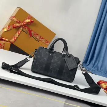 <p> 海外原单M46271独家实拍 本款 Keepall 25 手袋取材 Monogram Eclipse Reverse 帆布 展现路易威登经典图案的优雅重绎 加固饰带和皮革名牌延续 Keepall 系列的标志性元素 拉链开合令个人物品安全随行 尺寸 25×15×11cm</p> <p> 海外原单M46271独家实拍 本款 Keepall 25 手袋取材 Monogram Eclipse Reverse 帆布 展现路易威登经典图案的优雅重绎 加固饰带和皮革名牌延续 Keepall 系列的标志性元素 拉链开合令个人物品安全随行 尺寸 25×15×11cm</p>