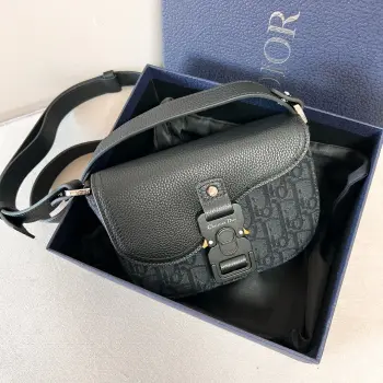 <p> 新品男士马鞍信使包</p><p>老花搭配荔枝纹牛皮经典时尚</p><p>翻盖造型设计搭配铝扣超级fashion</p><p>外观简约而新颖</p><p>内部空间利落宽敞</p><p>包身整体风格随性感和时尚感兼具</p><p>可肩背或斜挎</p><p>帅气潇洒</p><p>时髦百搭又日常的一款包包 </p><p>特别适合出行游玩</p><p>尺寸 19.5*13*4.3cm</p>