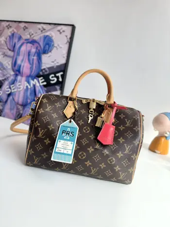 <p>海外原单M11945独家实拍 Speedy Soft 30 Crafty 手袋以惬意之姿相伴旅途 Monogram 涂层帆布带来柔软质感 皮革内衬与钥匙包融入瞩目笔触 登机牌和硬箱装饰彰显玩趣巧思 拉链内袋可妥善存放护照和其他重要物品 Toron 手柄再添华美一笔 尺寸 30×21×17cm</p> <p>海外原单M11945独家实拍 Speedy Soft 30 Crafty 手袋以惬意之姿相伴旅途 Monogram 涂层帆布带来柔软质感 皮革内衬与钥匙包融入瞩目笔触 登机牌和硬箱装饰彰显玩趣巧思 拉链内袋可妥善存放护照和其他重要物品 Toron 手柄再添华美一笔 尺寸 30×21×17cm</p>
