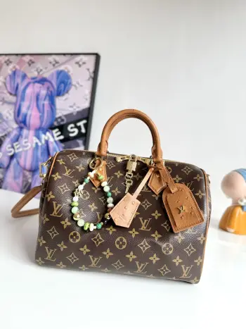 <p>海外原单N87212独家实拍 这款Speedy Soft 30 Boho包饰有各种素 其中包括独家鸵鸟皮饰品和彩色珍珠链 由标志性的Monogram帆布制成 它配有对比色皮革内衬和一个拉链式内袋 配有钥匙铃和地址栏 它可以以多种方式穿戴 这要归功于新的Toron轮毂 尺寸 30×21×17cm</p> <p>海外原单N87212独家实拍 这款Speedy Soft 30 Boho包饰有各种素 其中包括独家鸵鸟皮饰品和彩色珍珠链 由标志性的Monogram帆布制成 它配有对比色皮革内衬和一个拉链式内袋 配有钥匙铃和地址栏 它可以以多种方式穿戴 这要归功于新的Toron轮毂 尺寸 30×21×17cm</p>