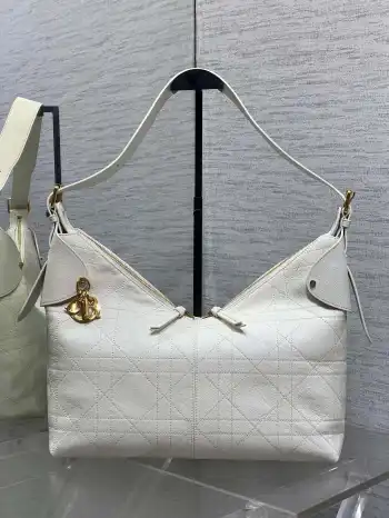 <p>新款手袋DIOR VOYAGE系列 太酷了吧 全新的包形运动感十足 无法拒绝的高级感 复古的油蜡皮搭配经典的字母五金 毫不费力的时髦感 搭配可调节肩带 各种背法不在话下 满满的设计感之余容量也非常巨大 妥妥的运动出游必备单品</p><p>size:34*22*13cm</p>