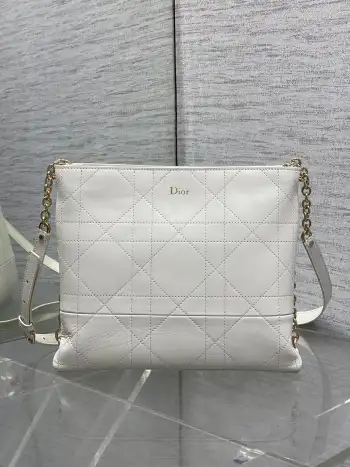 <p>Dior 2026 Trianon新款Hobo链条包 黑色菱格纹皮革+金属链条肩带 优雅又实用 正面 Dior 标志超有辨识度 尺寸适中 通勤 出街都很百搭 内部空间合理 日常物品轻松收纳 链条肩带可调节 手提 单肩 斜挎随心切换 时尚与功能兼备 是Dior经典热门款 </p><p>Size 25*21*7cm</p>