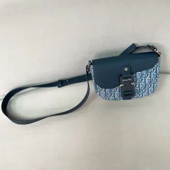 <p> 新品男士马鞍信使包mini</p><p>老花搭配荔枝纹牛皮经典时尚</p><p>翻盖造型设计搭配铝扣超级fashion</p><p>外观简约而新颖</p><p>内部空间利落宽敞</p><p>包身整体风格随性感和时尚感兼具</p><p>可肩背或斜挎</p><p>尺寸 19.5*13*4.3cm</p>
