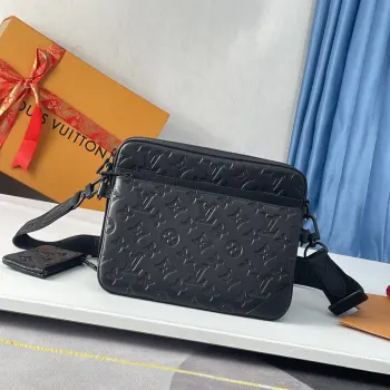 <p>海外原单M46602独家实拍 本款 Trio 邮差包取材 Monogram 压纹牛皮革 拉链前袋和肩带处的小号零包均可拆卸 与主隔层共同丰富功能设计 可拆卸并调节的提花织物肩带标注品牌标识 成就舒适肩背和斜挎体验 尺寸 25×18.5×7cm</p> <p>海外原单M46602独家实拍 本款 Trio 邮差包取材 Monogram 压纹牛皮革 拉链前袋和肩带处的小号零包均可拆卸 与主隔层共同丰富功能设计 可拆卸并调节的提花织物肩带标注品牌标识 成就舒适肩背和斜挎体验 尺寸 25×18.5×7cm</p>