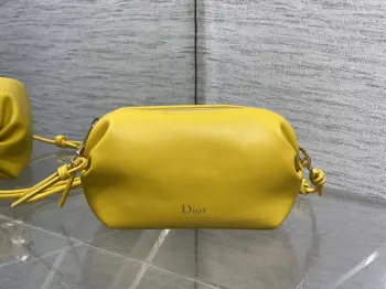 <p>最新 Bow Bag手拿包系列</p><p>简洁的筒包形 像香香软软的面包</p><p>侧面的蝴蝶结设计 真的别有新意</p><p>属于法式独有的优雅和浪漫气质</p><p>柔软的小羊皮精心制作 质感拉满</p><p>肩带上的蝴蝶结又是一个亮点 可以调节长短</p><p>背上身就是满满的法式甜妹感</p><p>size:20*8*11cm </p>