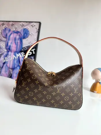 <p> 海外原单M11952独家实拍 本款 Slouchy 小号手袋采用路易威登经典 Monogram 帆布 以肩背手提两相宜的别致廓形驾驭商务办公或周末出游等各式场合 崭新挂锁和名牌标注新季元素 彰显品牌的悠久传承与精湛工艺 尺寸 33×22×9cm</p> <p> 海外原单M11952独家实拍 本款 Slouchy 小号手袋采用路易威登经典 Monogram 帆布 以肩背手提两相宜的别致廓形驾驭商务办公或周末出游等各式场合 崭新挂锁和名牌标注新季元素 彰显品牌的悠久传承与精湛工艺 尺寸 33×22×9cm</p>
