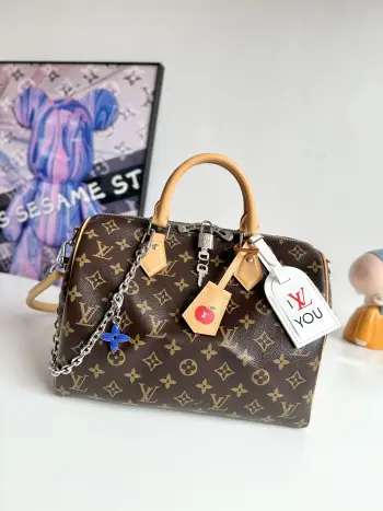 <p>海外原单M12803独家实拍 这款Speedy Soft 30 Boho包饰有各种素 由标志性的Monogram帆布制成 它配有对比色皮革内衬和一个拉链式内袋 配有钥匙铃和地址栏 它可以以多种方式穿戴 这要归功于新的Toron轮毂 尺寸 30×21×17cm</p> <p>海外原单M12803独家实拍 这款Speedy Soft 30 Boho包饰有各种素 由标志性的Monogram帆布制成 它配有对比色皮革内衬和一个拉链式内袋 配有钥匙铃和地址栏 它可以以多种方式穿戴 这要归功于新的Toron轮毂 尺寸 30×21×17cm</p>