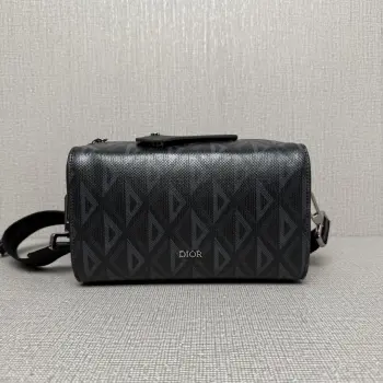 <p> Lingot 22 手袋</p><p>采用CD Diamond 图案 拉链隔层搭配光滑牛皮革马鞍翻盖 可收纳各种日常用品 搭配可调节 可拆卸的肩带 带有铝扣 可手提 肩背或斜挎 </p><p>尺寸 22 x 10.5 x 12.5 厘米</p><p>可收纳一部 iPhone 12 Pro Max 手机</p>