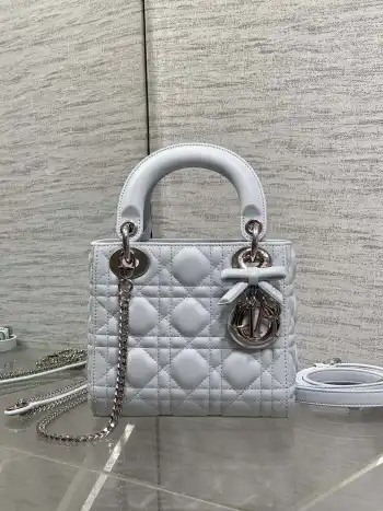 <p>Classic Lady三格蝴蝶结戴妃包 人手一个必备的三格小包  迷人优雅又气场十足   斜挎手拎也是女人味十足 经典时尚风格 ins和众多时尚icon都人手一个的美包 别错过哦  </p><p>size 17*7*15cm</p>